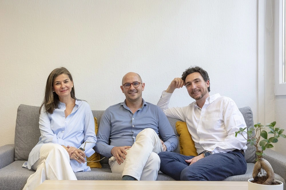 Equipo de Mentevita sentado en el sofá en un entorno profesional.